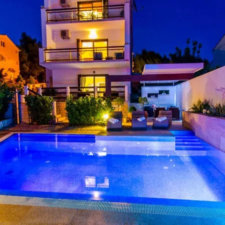 Nia With Private Pool Willa Trogir